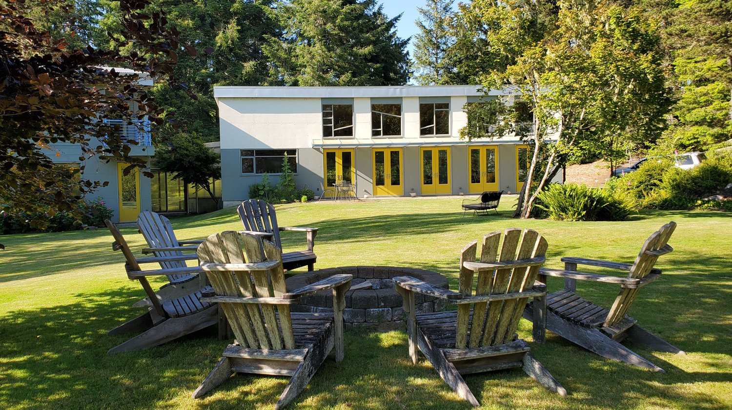 Willapa Bay AiR offers residency to artists, filmmakers, writers, playwrithgts, scholars, singer/songwriters, and musical composers. Due: August 31